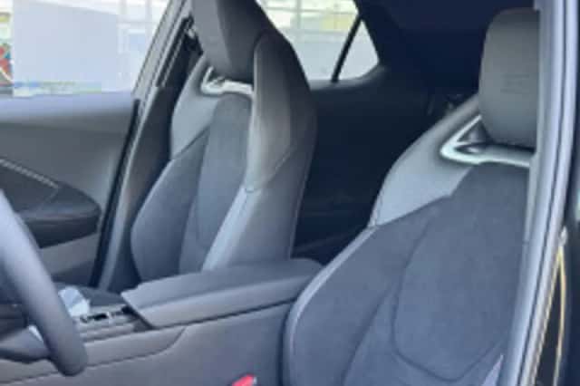 Toyota C hr (2026) thumbnail 5