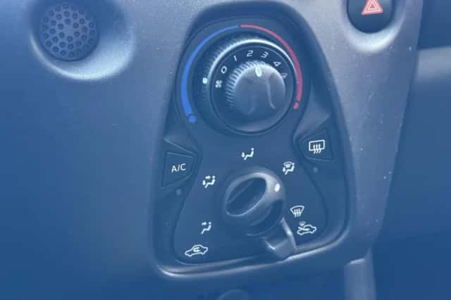 Toyota Aygo (2017) thumbnail 14