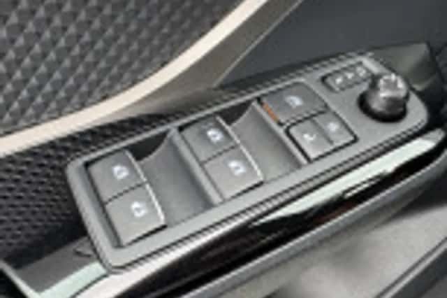 Toyota C hr (2018) thumbnail 41
