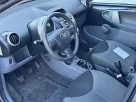 Toyota Aygo (2010) thumbnail 13