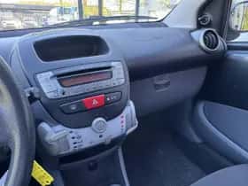 Toyota Aygo (2010) thumbnail 19
