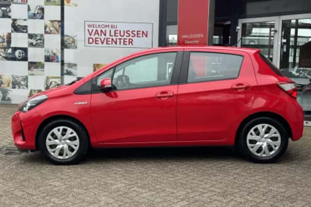 Toyota Yaris (2018) thumbnail 2