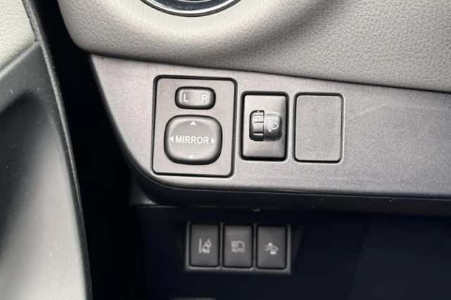 Toyota Yaris (2018) thumbnail 22