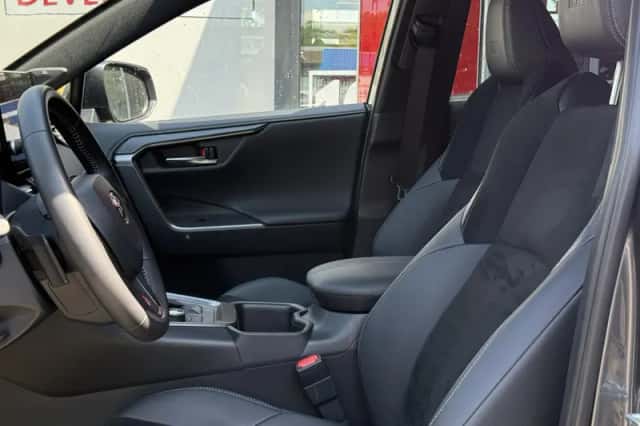 Toyota RAV4 (2025) thumbnail 13