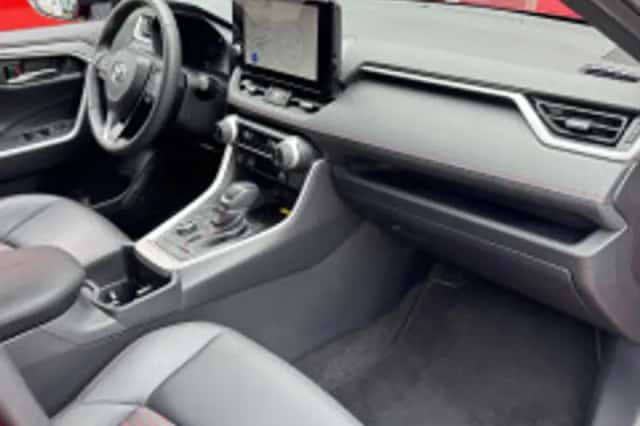 Toyota RAV4 (2024) thumbnail 4
