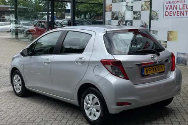 Toyota Yaris (2012) thumbnail 2