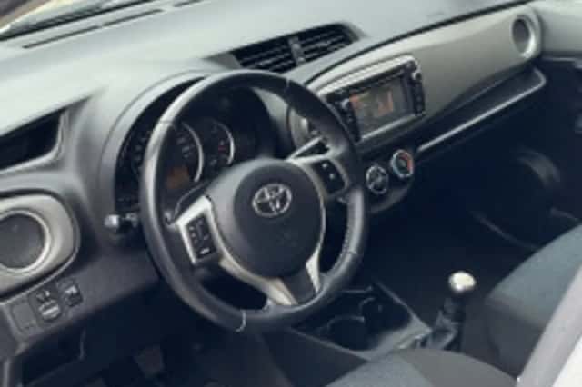Toyota Yaris (2012) thumbnail 3