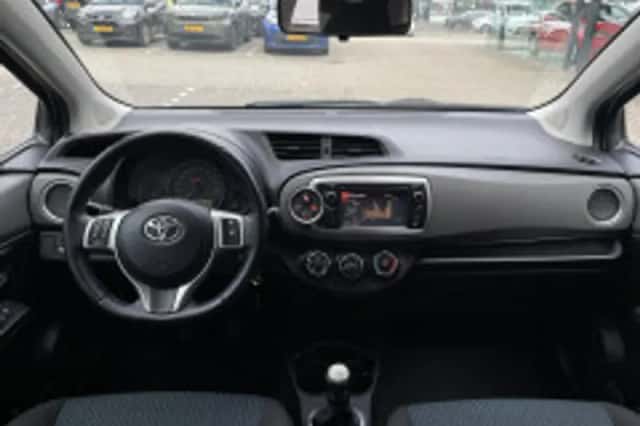 Toyota Yaris (2012) thumbnail 4