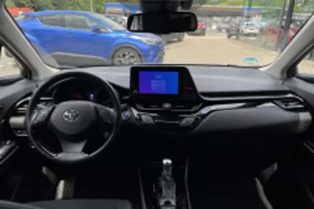 Toyota C hr (2022) thumbnail 3