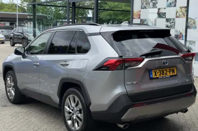 Toyota RAV4 (2023) thumbnail 2
