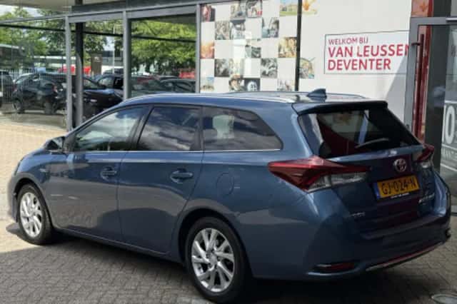 Toyota Auris (2015) thumbnail 2