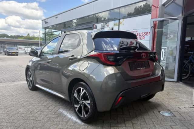 Toyota Yaris (2025) thumbnail 2