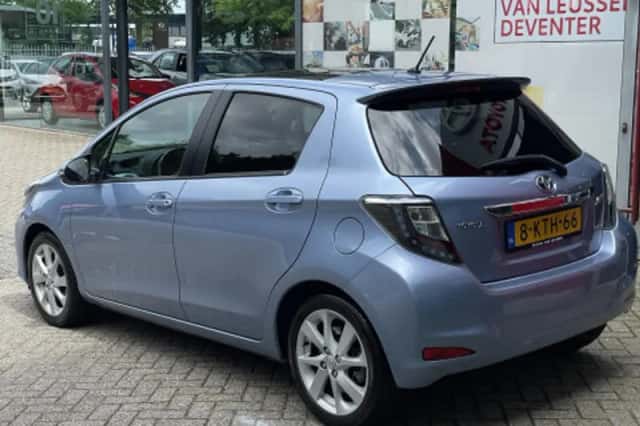 Toyota Yaris (2013) thumbnail 2