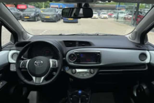 Toyota Yaris (2013) thumbnail 3