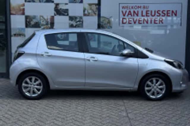 Toyota Yaris (2014) thumbnail 5