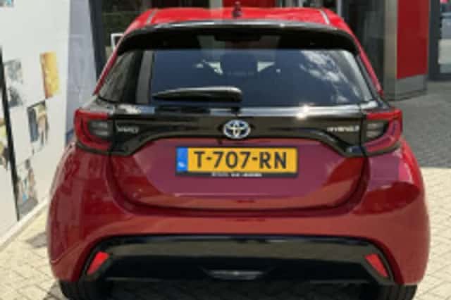Toyota Yaris (2023) thumbnail 3