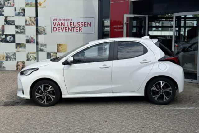 Toyota Yaris (2024) thumbnail 2