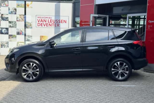 Toyota RAV4 (2015) thumbnail 2