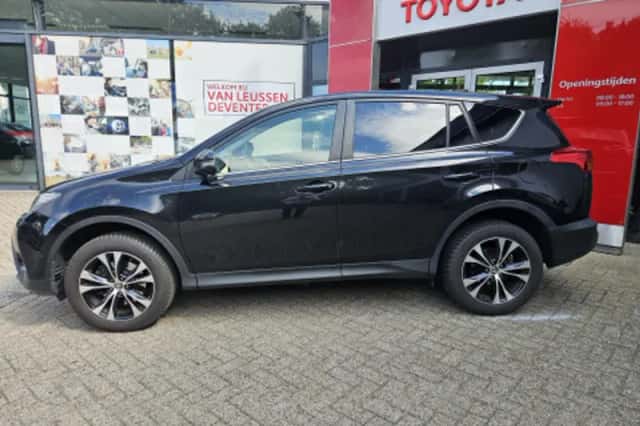 Toyota RAV4 (2015) thumbnail 2