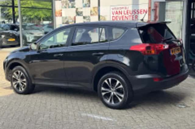 Toyota RAV4 (2015) thumbnail 3