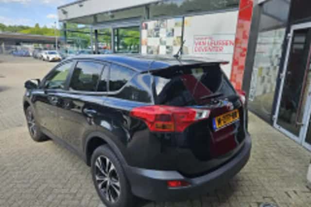 Toyota RAV4 (2015) thumbnail 3