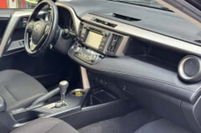 Toyota RAV4 (2015) thumbnail 4
