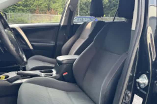 Toyota RAV4 (2015) thumbnail 5