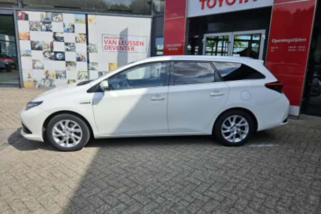 Toyota Auris (2015) thumbnail 2