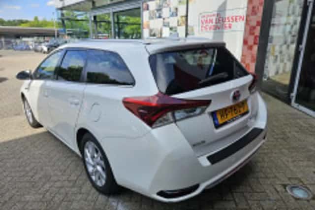 Toyota Auris (2015) thumbnail 3