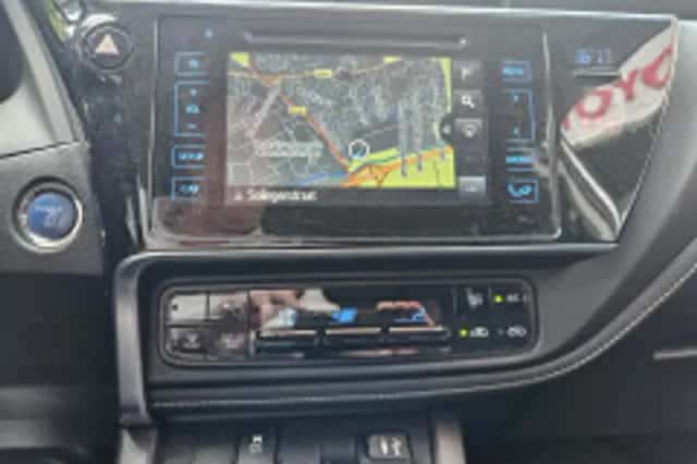Toyota Auris (2015) thumbnail 6