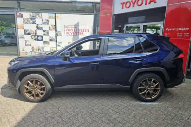 Toyota RAV4 (2023) thumbnail 2