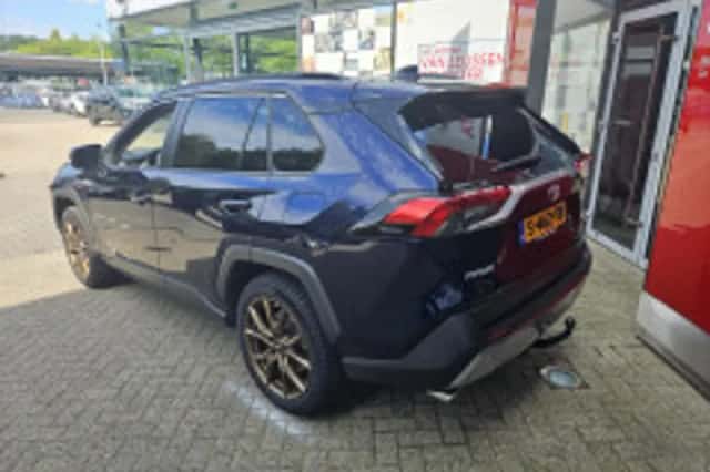 Toyota RAV4 (2023) thumbnail 3