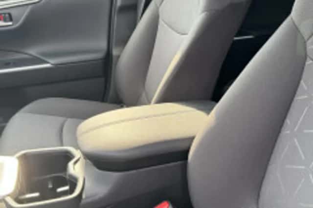 Toyota RAV4 (2023) thumbnail 6