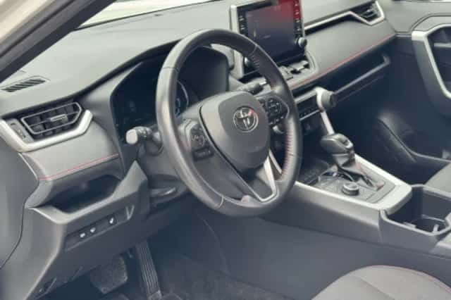 Toyota RAV4 (2022) thumbnail 2