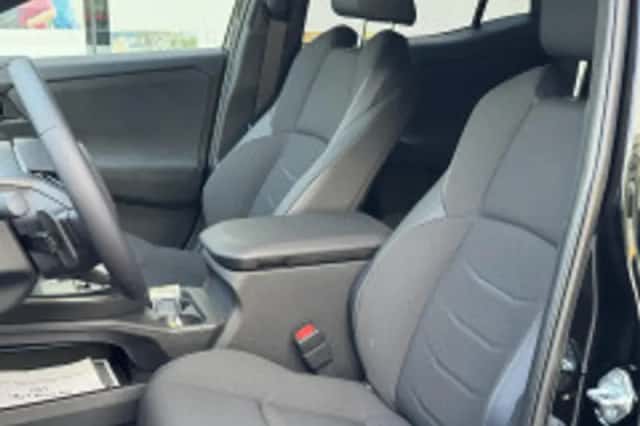 Toyota C hr (2026) thumbnail 6