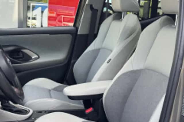 Toyota Yaris (2021) thumbnail 6