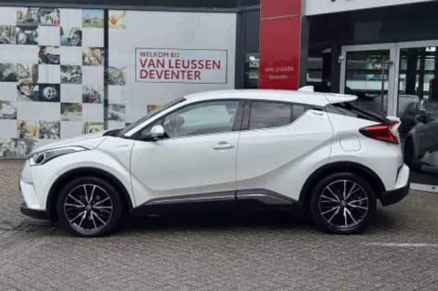 Toyota C-HR (2018) thumbnail 2