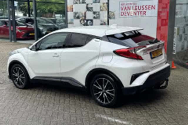 Toyota C-HR (2018) thumbnail 4