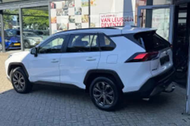 Toyota RAV4 (2023) thumbnail 4