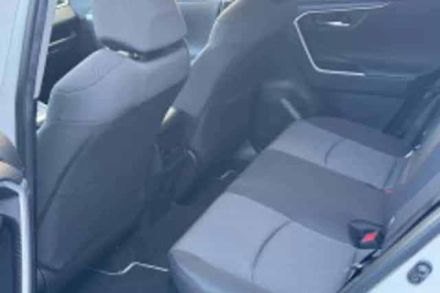 Toyota RAV4 (2023) thumbnail 6