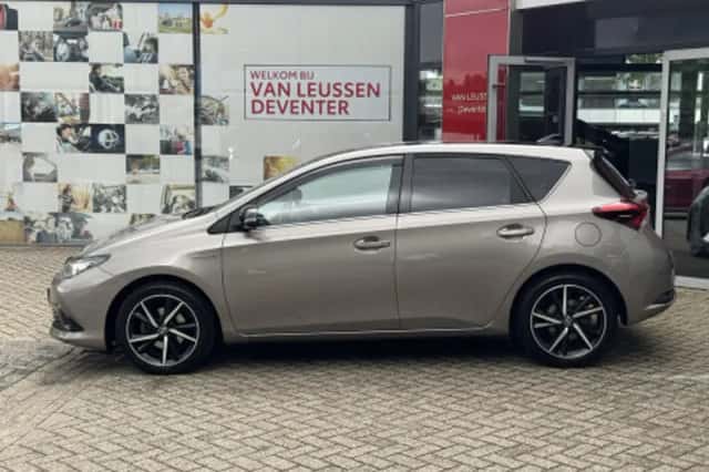 Toyota Auris (2015) thumbnail 2