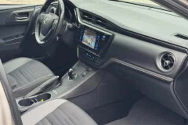 Toyota Auris (2015) thumbnail 3