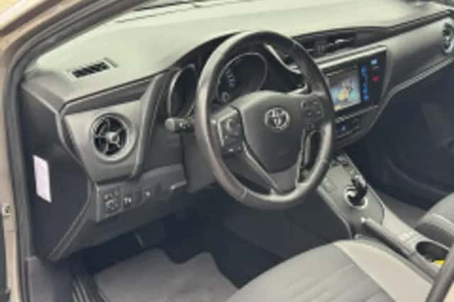Toyota Auris (2015) thumbnail 6