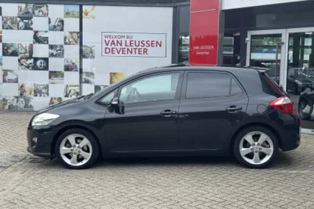 Toyota Auris (2010) thumbnail 2