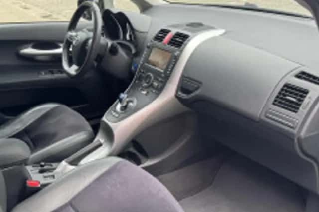 Toyota Auris (2010) thumbnail 3