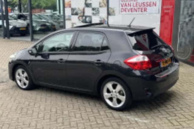 Toyota Auris (2010) thumbnail 4