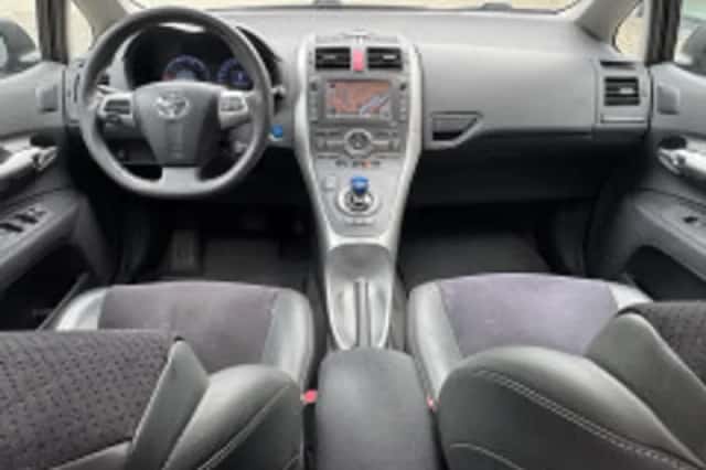 Toyota Auris (2010) thumbnail 5