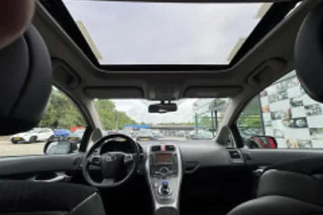 Toyota Auris (2010) thumbnail 6