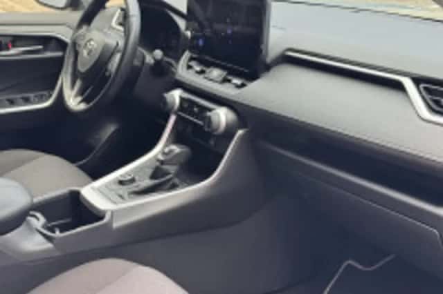 Toyota RAV4 (2024) thumbnail 3