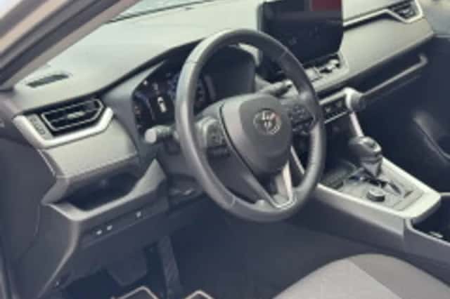 Toyota RAV4 (2024) thumbnail 4